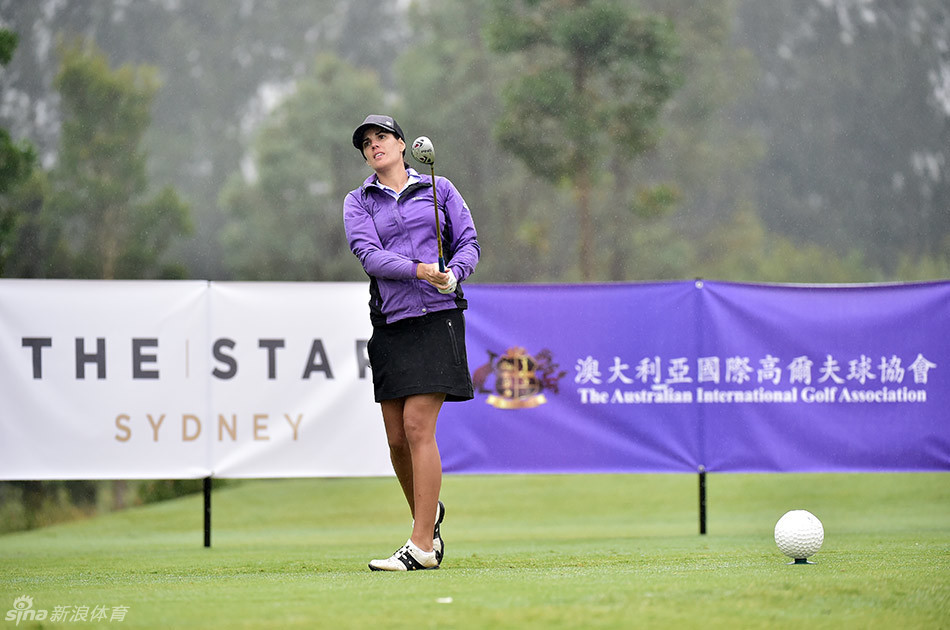 里奇·加勒特面带微笑轻松挥杆，阳光洒在她的身上，洋溢着孕期女性特有的光彩与职业运动员的自信。