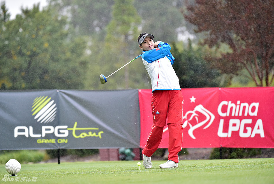 比赛进行中，一位球员正优雅地进行沙坑救球，沙粒飞扬的瞬间定格了高尔夫运动中挑战与技巧并存的魅力。