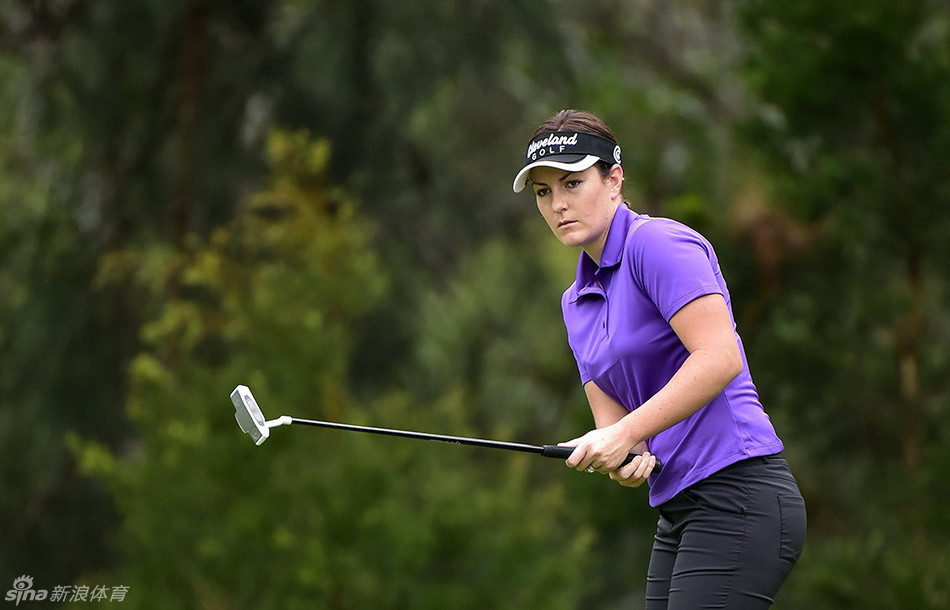 妮基·坎贝尔在球道上从容击球，她的动作流畅而稳定，展现了即便在特殊生理时期，顶级职业球员依然能保持高超水准。