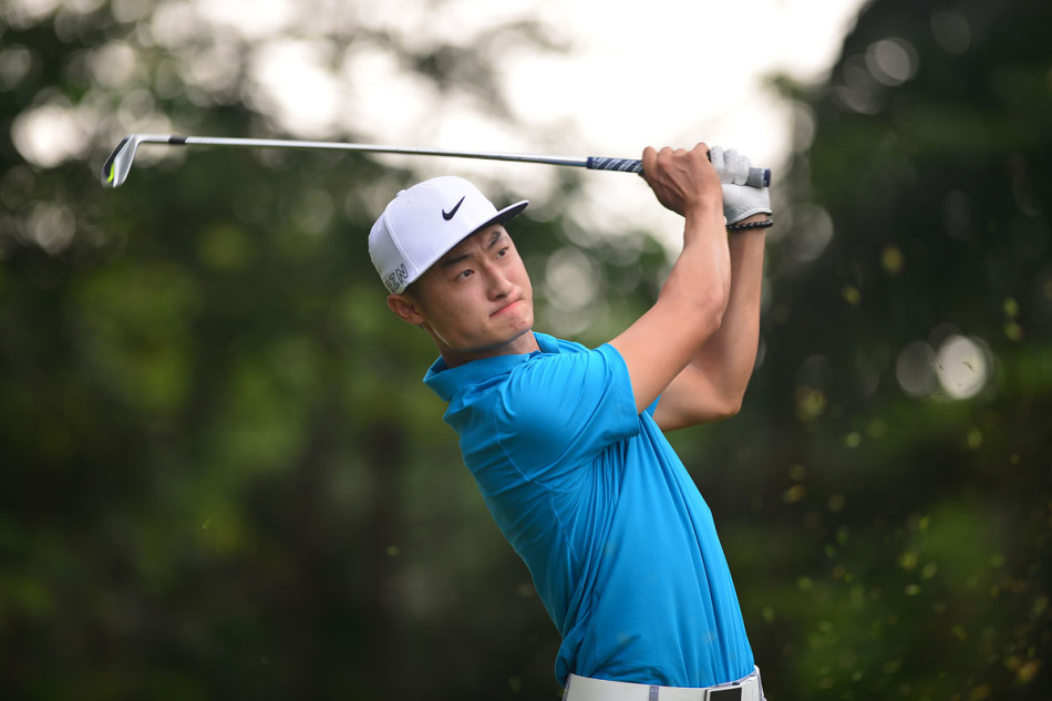 李昊桐全神贯注地俯身摆放小球，眼神如磐石般锁定目标，展现了超越年龄的严谨与专注。