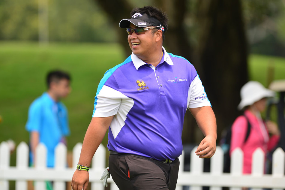 巴巴·沃森在沙坑中优雅救球，沙砾飞扬间彰显大师临危不乱、举重若轻的非凡技巧。