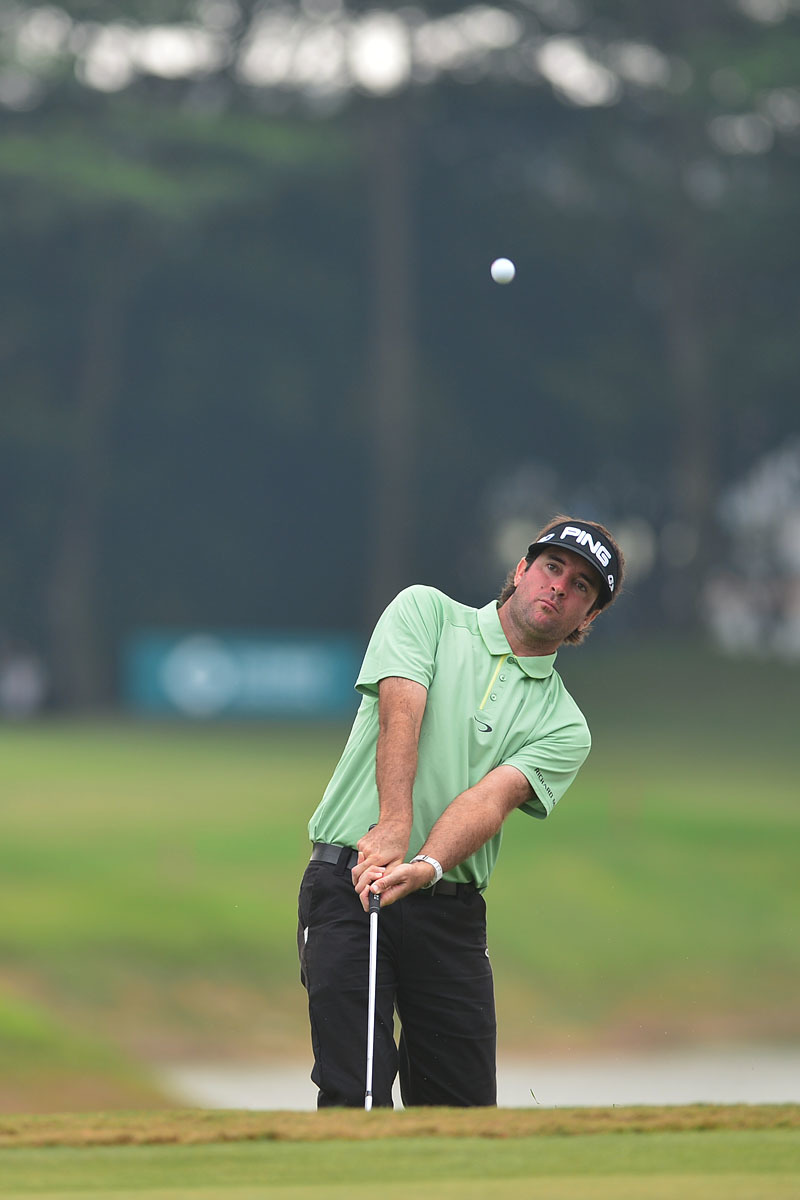 李昊桐全力开球瞬间，身体如弓满弦，在阳光下划出充满力量的动态弧线，小球即将破空而出。