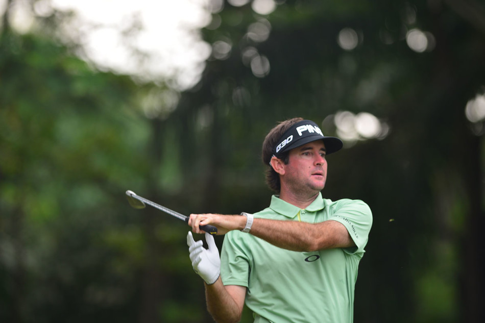 黄文义完成击球后自信收杆，身姿挺拔地眺望着小球飞向果岭的轨迹，充满期待。