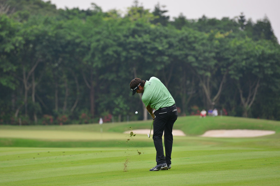 李昊桐与巴巴·沃森并肩走过深圳正中球场的绿茵球道，身影在阳光下构成传承与竞技并存的经典画面。