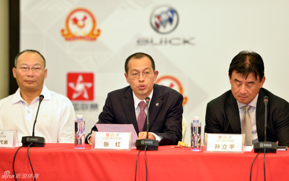 别克华南区营销中心总经理张红女士面带微笑,与新浪体育代表共同出席活动,展现了品牌对高尔夫运动的大力支持与美好祝愿。