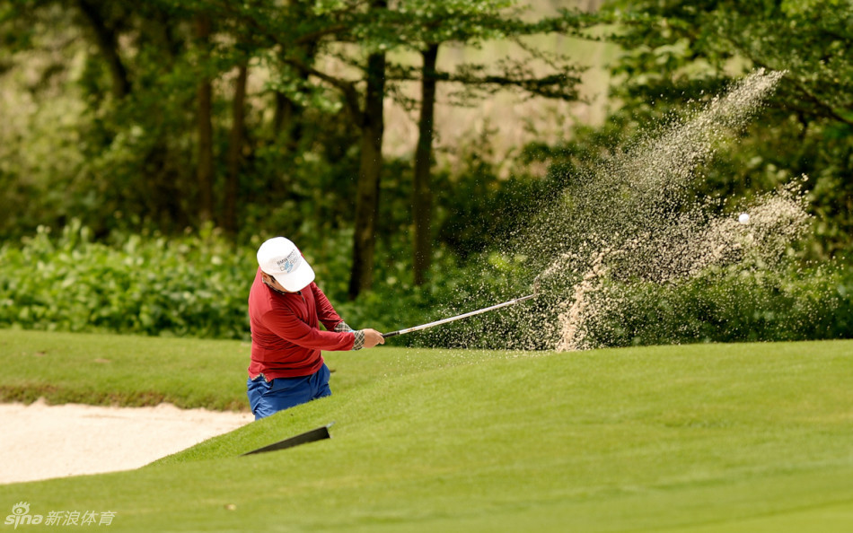 比赛圆满结束,优胜者高举奖杯绽放胜利笑容,身后是美丽的金湾球场夕阳,诠释了‘我是赢家’的喜悦与荣耀时刻。