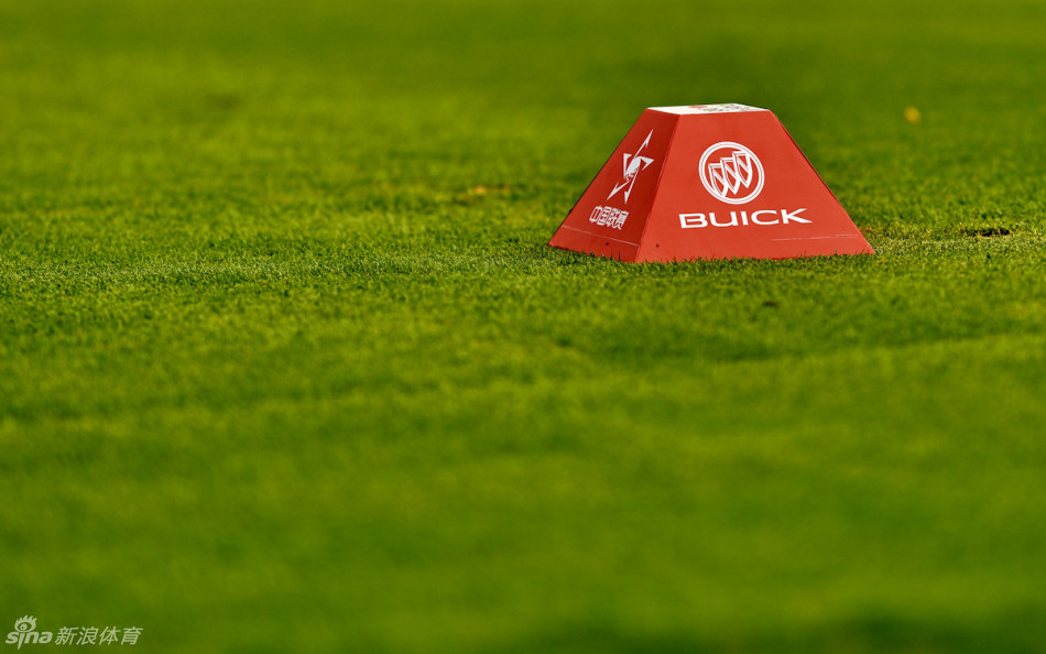 赛事标志‘联赛印记’特写镜头,设计精美的徽章象征着荣誉、参与与在高尔夫运动中留下的独特个人故事。