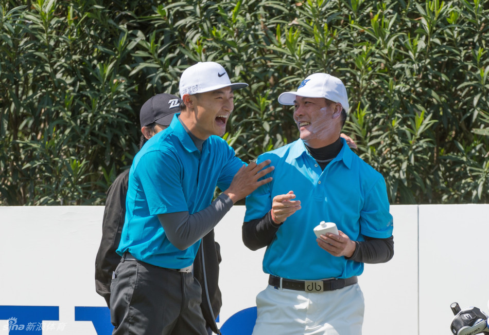 中国高尔夫名宿张连伟与后起之秀李昊桐在赛前亲切握手，象征着两代球员之间的传承与接力。