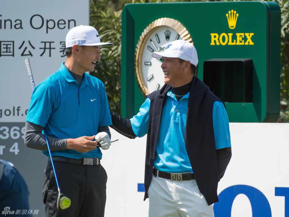 球员在发球台上屏息凝神，正准备挥出决定性的一击，全场目光聚焦于此。