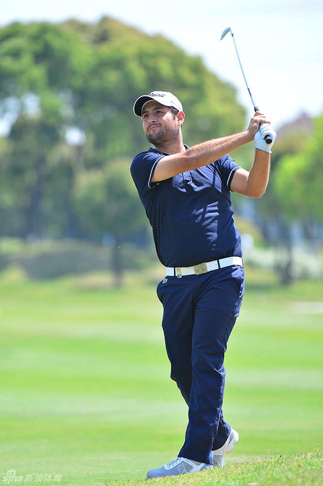 比赛间隙，球员与教练在果岭边进行紧张而快速的策略交流，商讨下一杆的进攻路线。