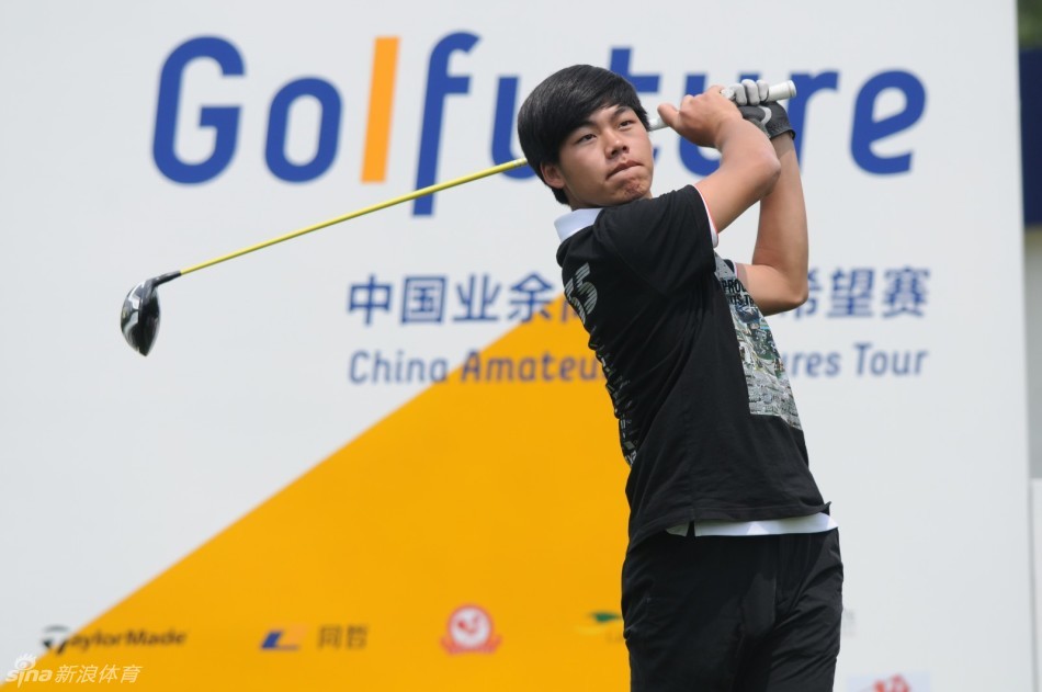 15岁的张俊斌在希望赛首轮比赛中全神贯注准备挥杆，眼神中充满了对冠军的渴望。