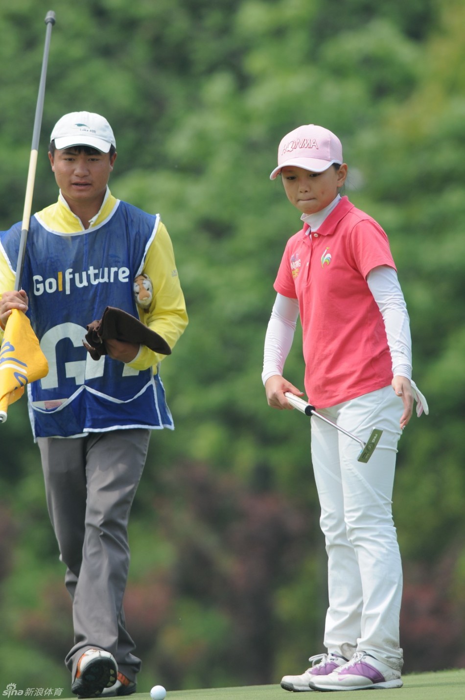 石昱莉在果岭边细心观察推杆线路，专注的神情预示着中国高尔夫又一颗新星正在冉冉升起。