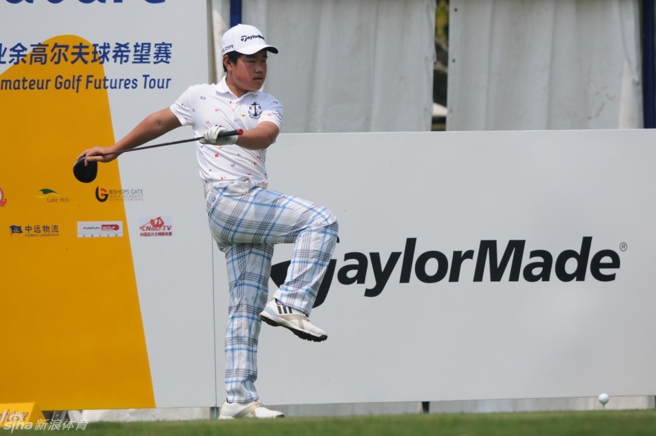 沙坑中的林钰鑫沉着冷静地观察球位，准备用一记精准的切击将球送上果岭，化解危机。