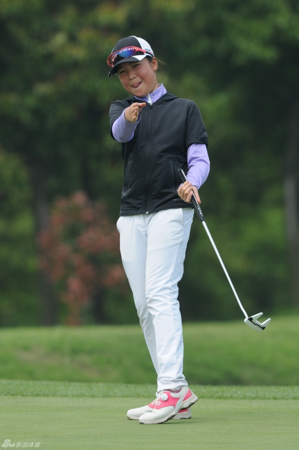 张昊华在果岭上仔细阅读草纹走向，深思熟虑后轻轻推出决定胜负的一杆。