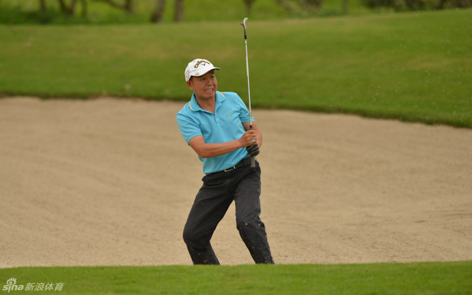 东莞老鹰队队员正在果岭边专注地观察推杆线路，神情认真而沉稳。