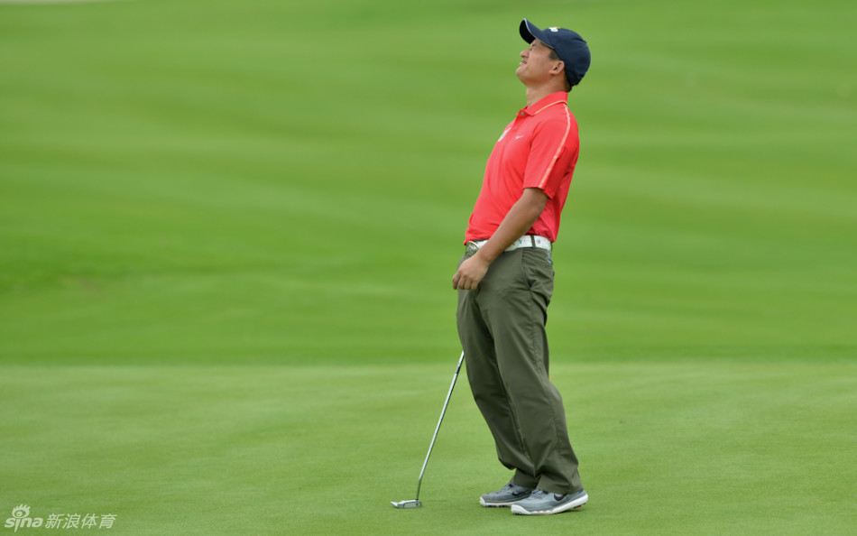 颁奖典礼上，获奖球手正从颁奖嘉宾手中接过精美的冠军奖杯，笑容灿烂。