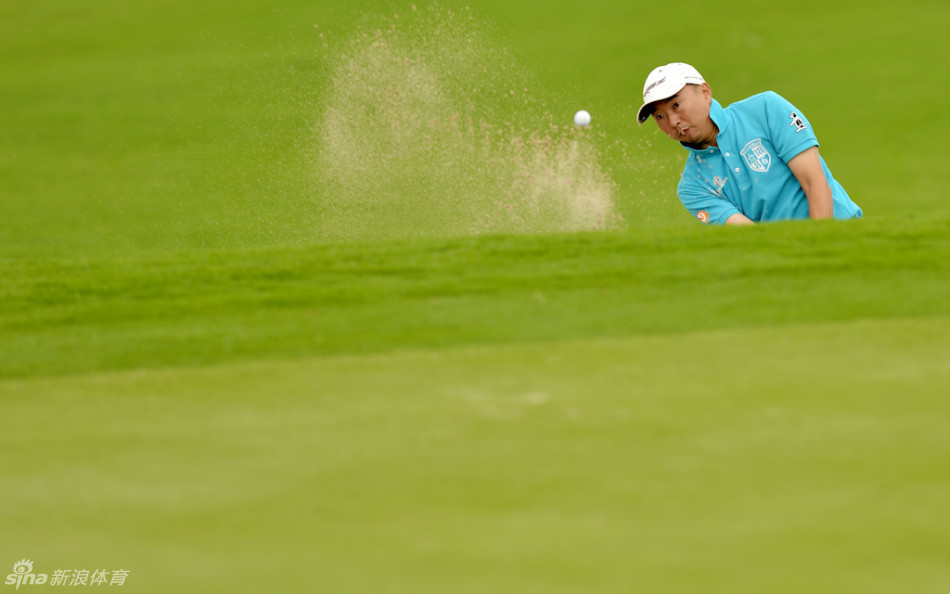 赛事工作人员正聚精会神地核对计分卡，确保比赛成绩的准确无误。