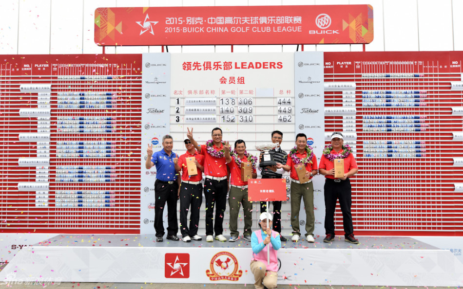 一位优雅的女球手正在完成潇洒的挥杆动作，尽显赛场女将的自信与风采。