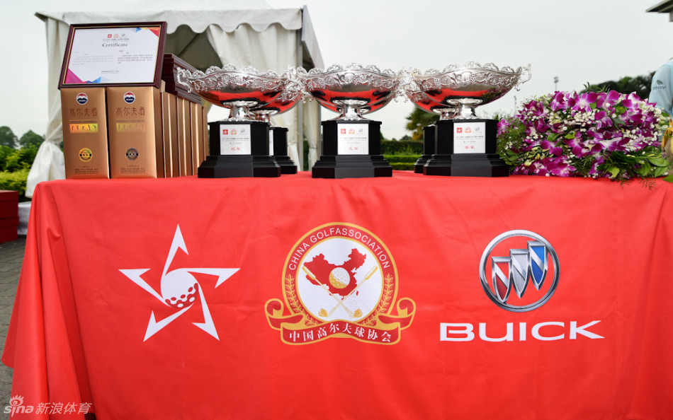 东莞老鹰队的队员们簇拥着冠军，正在场边热情欢呼庆祝，团队士气高昂。