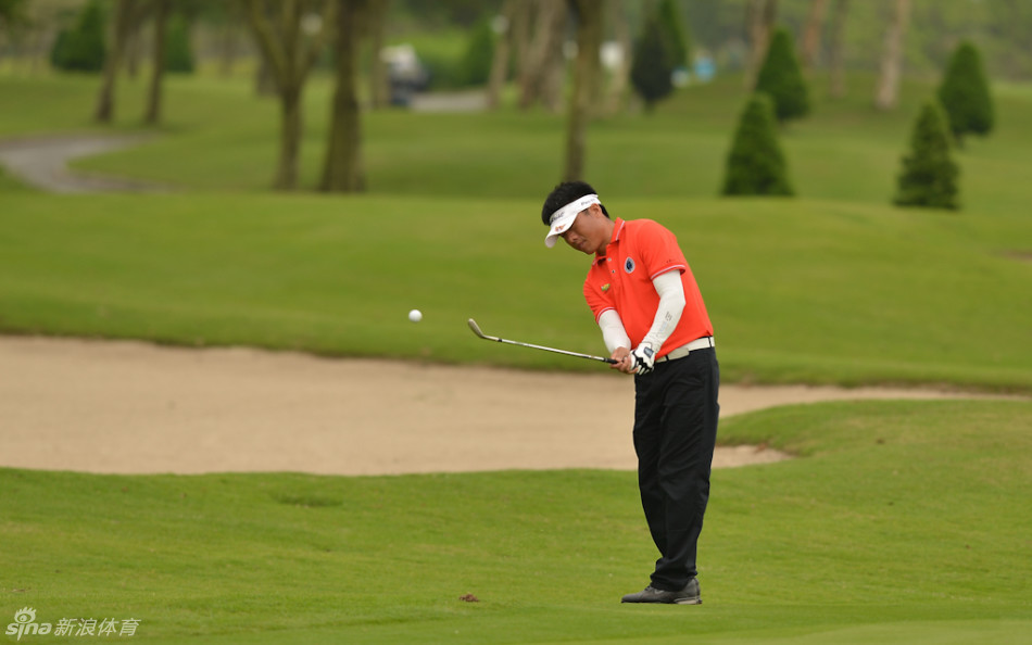 所有参赛球手与工作人员在赛场会所前拍摄大合影，场面盛大，每个人脸上都洋溢着笑容。