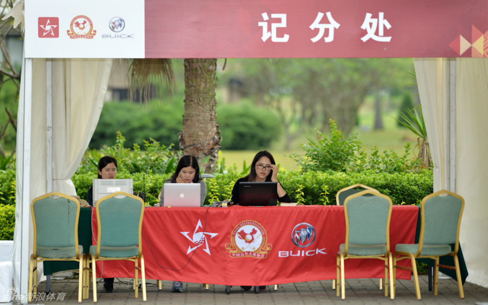 一位球手在沙坑中谨慎地进行救球准备，展现了高尔夫运动中应对挑战的专业态度。