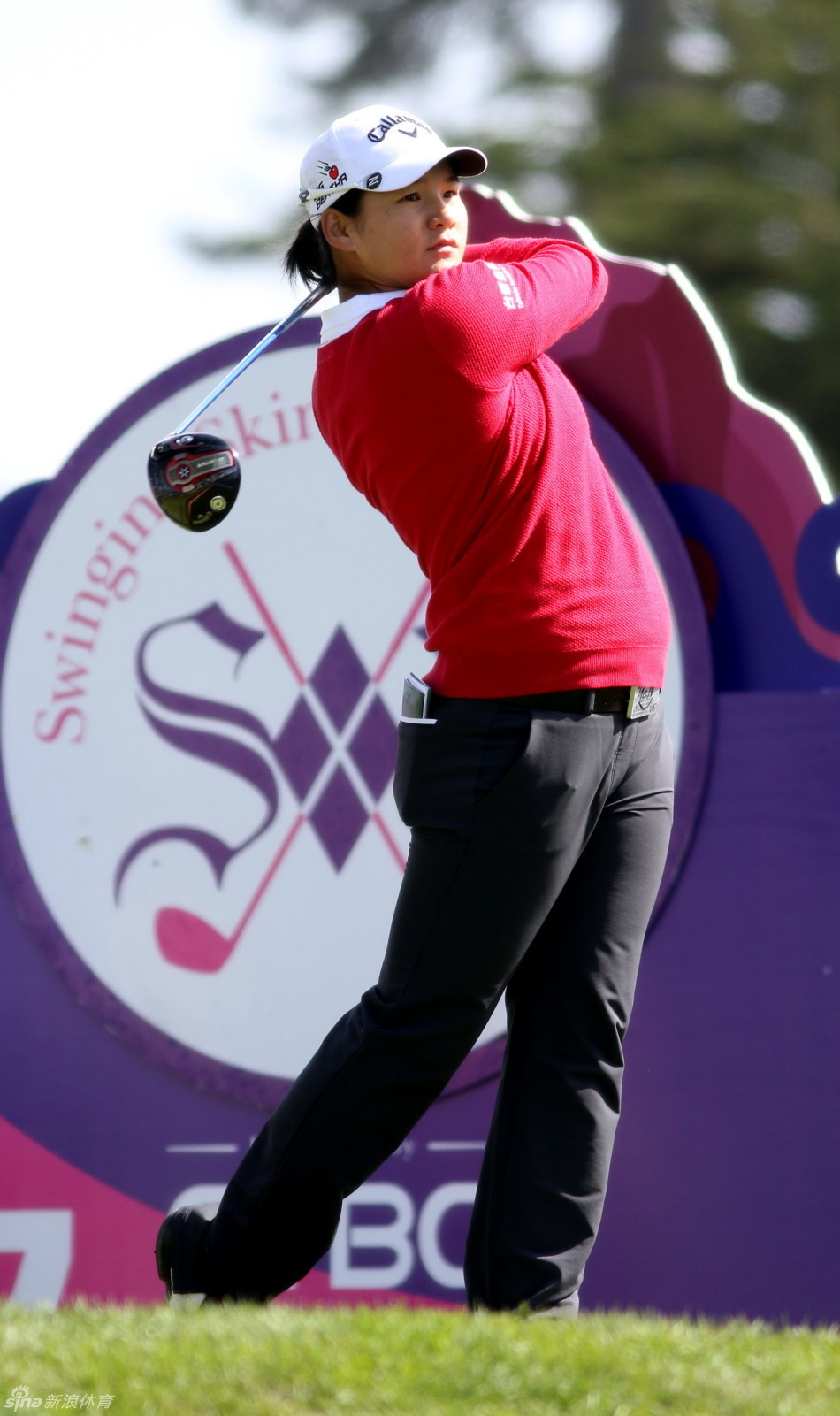 陳孟竺全力開球，一號木揮桿動作流暢有力，白色小球劃破天際飛向遠方