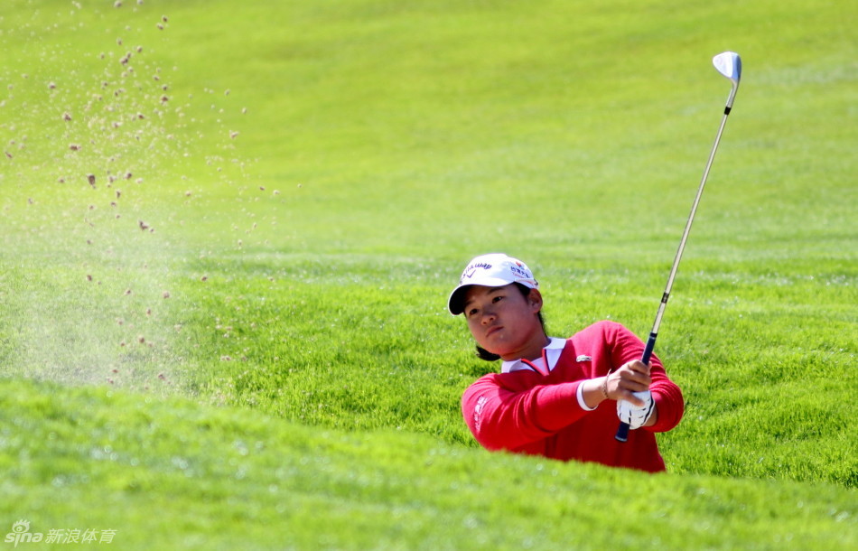 曾雅妮在球場上步伐輕快、健步如飛，展現其積極進攻的比賽態勢與良好體能