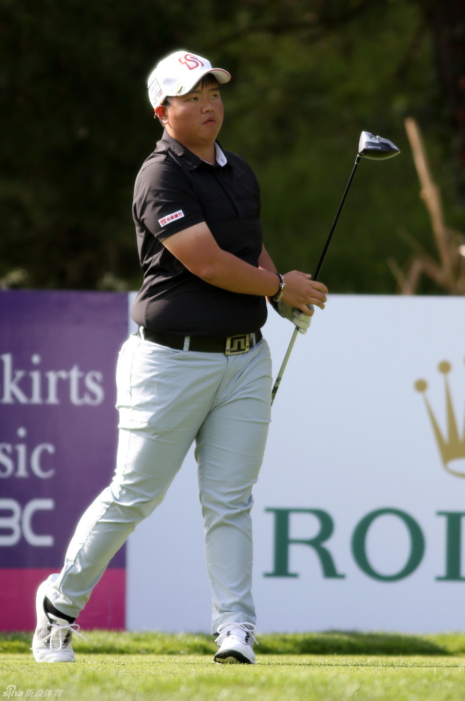 台灣新秀陳孟竺在發球台準備開球，神情專注地凝視著前方的球道布局