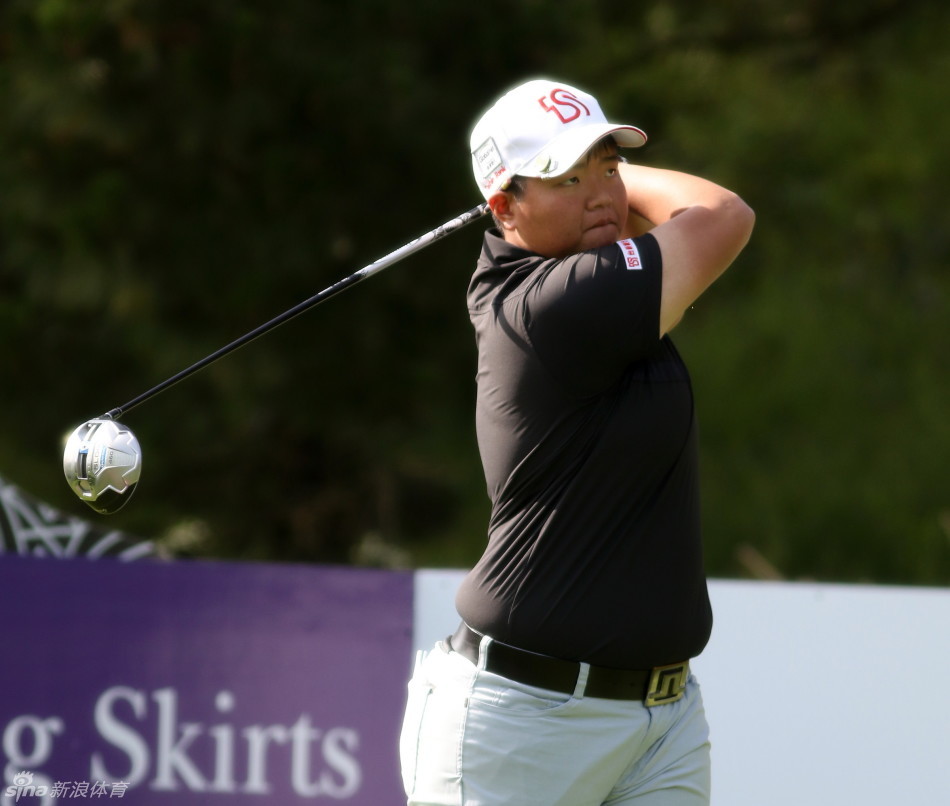 侯羽桑的支持者在場邊組成加油團，手持標語為這位台灣業餘新星熱情助威