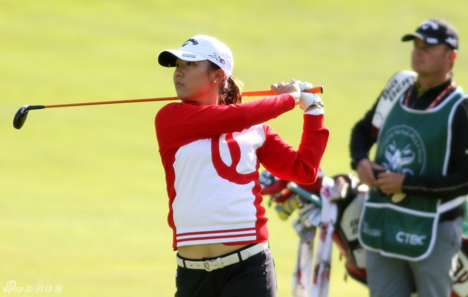 前世界球后曾雅妮與球童在球道中密切溝通，專注商討下一桿的進攻策略