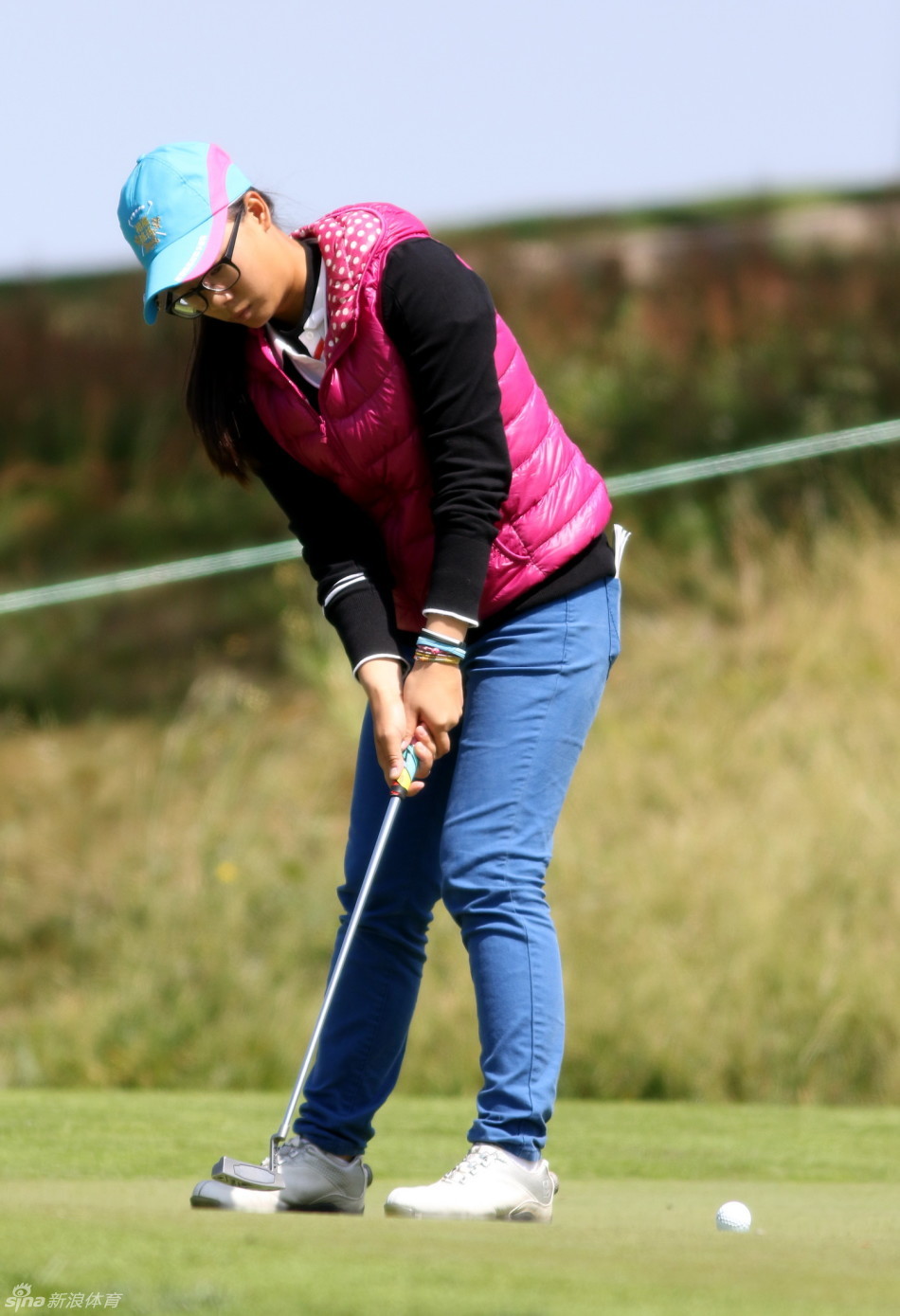 台灣業餘小將侯羽桑全神貫注推桿，果嶺上精準看線的冷靜模樣展現大將之風