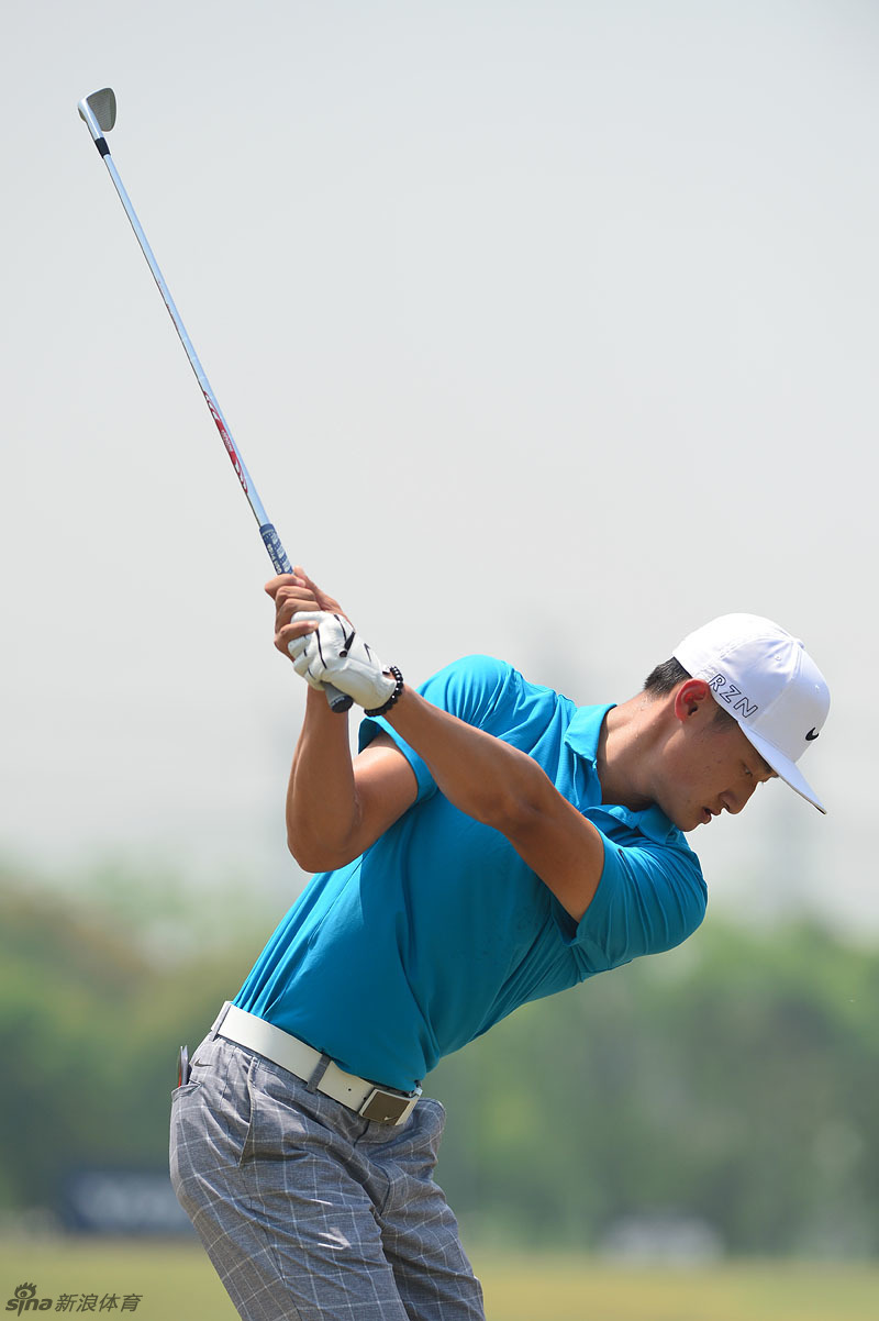 热闹的观众互动区内人头攒动，家庭和朋友们聚集在一起体验高尔夫乐趣，洋溢着欢乐的节日气氛。