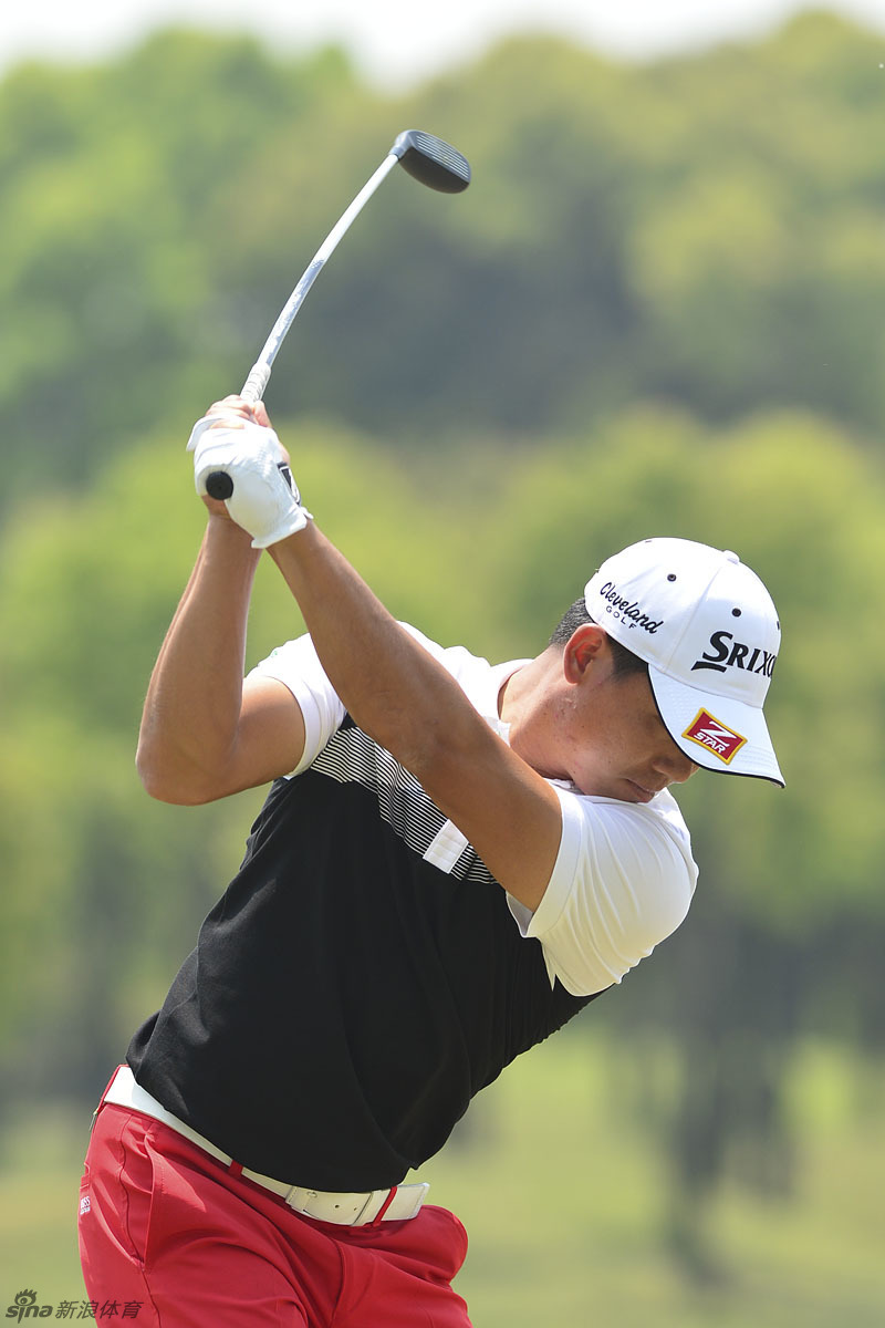 李昊桐在沙坑中沉着救球，沙砾飞扬的瞬间凝聚了技术与专注，这是高尔夫比赛中挑战与突破的经典画面。