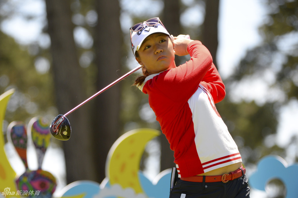 高宝璟在第十八洞果岭凝神观察推杆线路,目光坚定,正为决定冠军归属的关键一击做准备