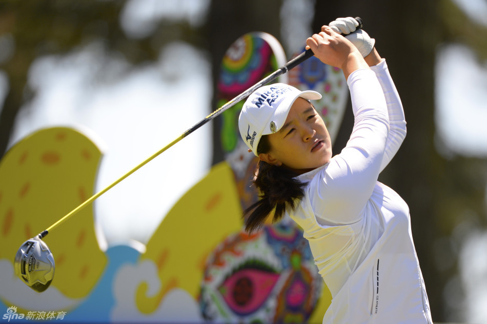 摩根·普雷塞尔在长草中冷静救球,专注的神情显示出她对胜利的极度渴望