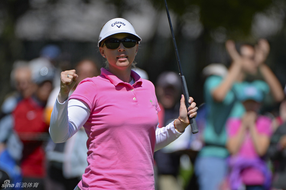 史黛西·刘易斯在球道上优雅挥杆,动作流畅而充满力量,尽显顶级球手风范