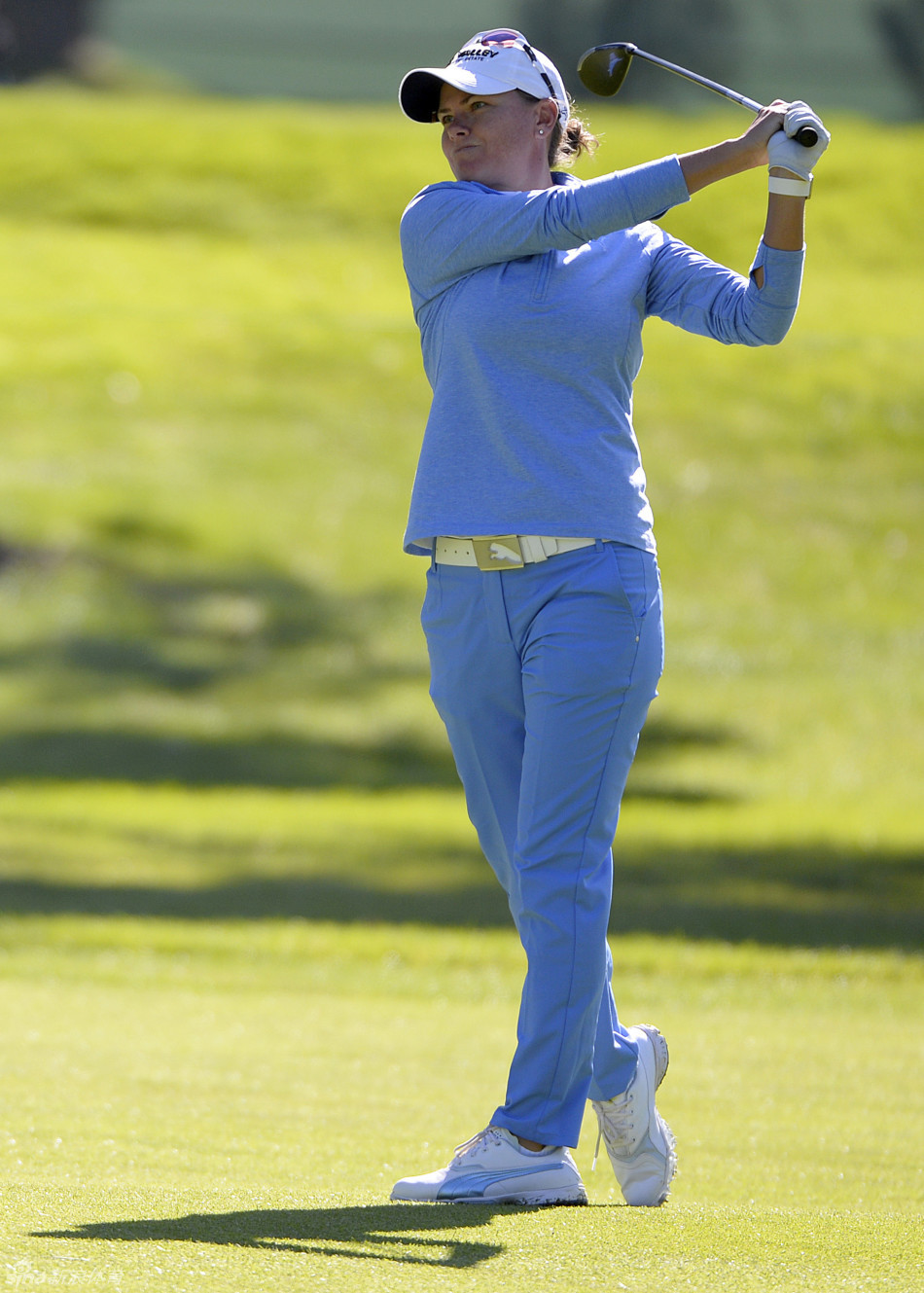 中国名将冯珊珊在果岭边沉稳切杆,技术动作干净利落,展现出大将之风