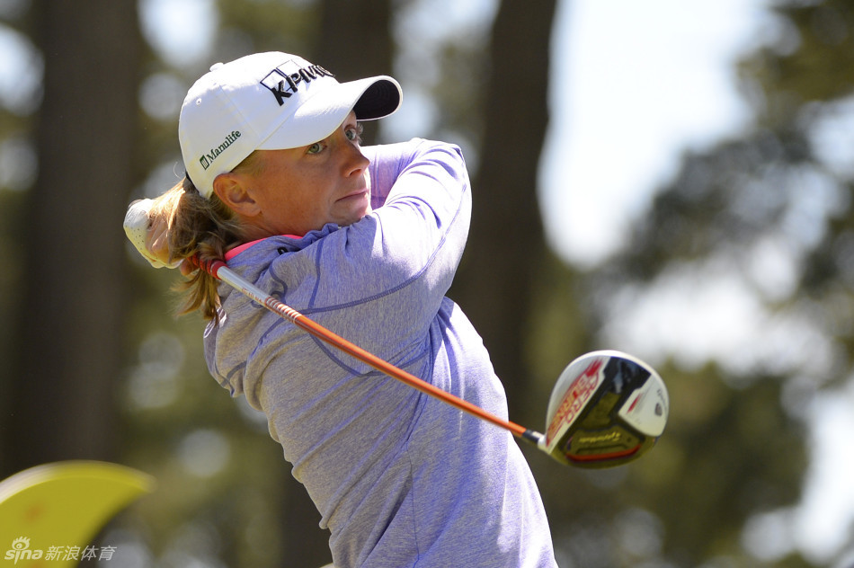 南非选手李安娜·佩斯在蓝湾大师赛卫冕战中面露微笑,享受滨海球场的比赛氛围