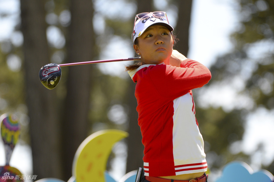 高宝璟在颁奖仪式上高举冠军奖杯,脸上洋溢着灿烂而自信的笑容,庆祝这来之不易的卫冕胜利