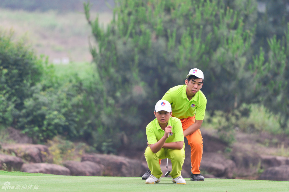 深圳队马子涛优雅完成转身挥杆，动作流畅一气呵成