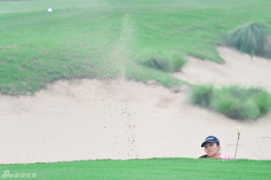 深圳队选手面对果岭复杂线路上演精准推杆