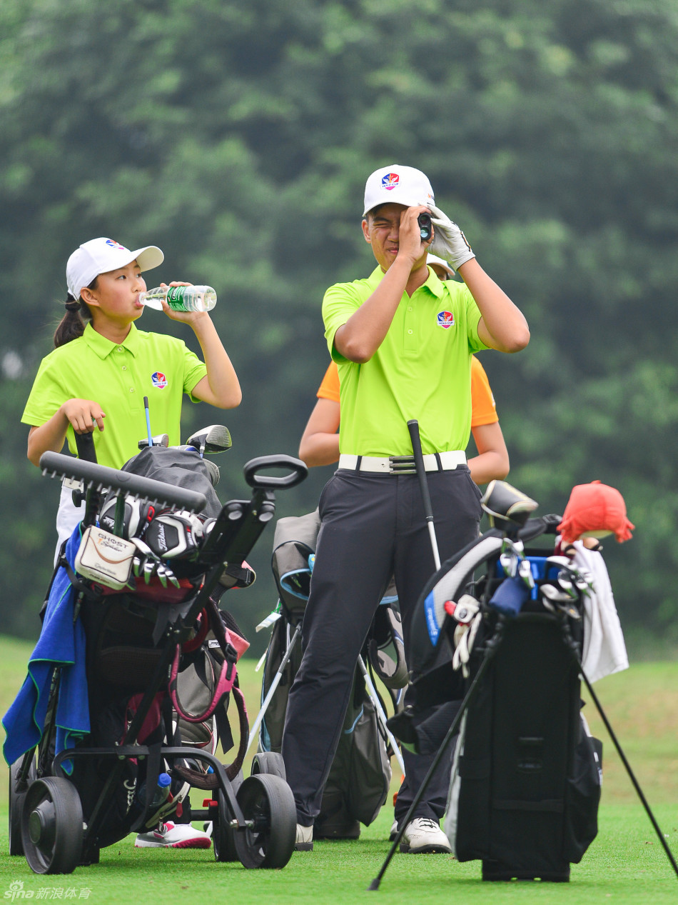 比赛间歇，广州队队员在阳光下轻松交流，氛围愉快