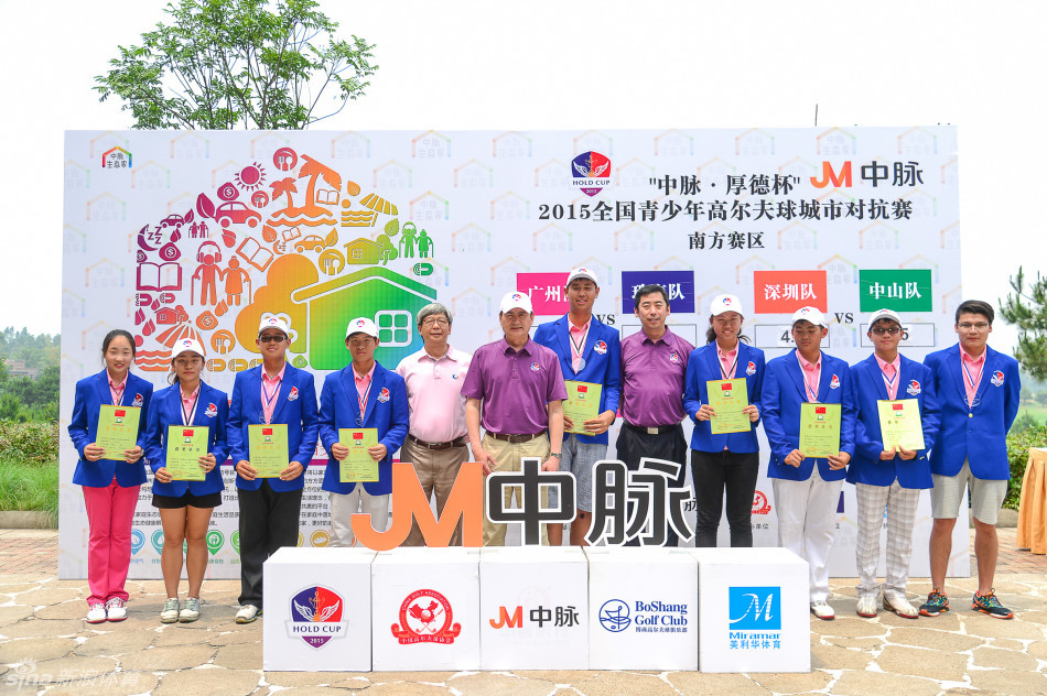 颁奖嘉宾与冠军选手并肩站立，共同举起象征荣耀的奖杯，脸上洋溢着胜利的喜悦。