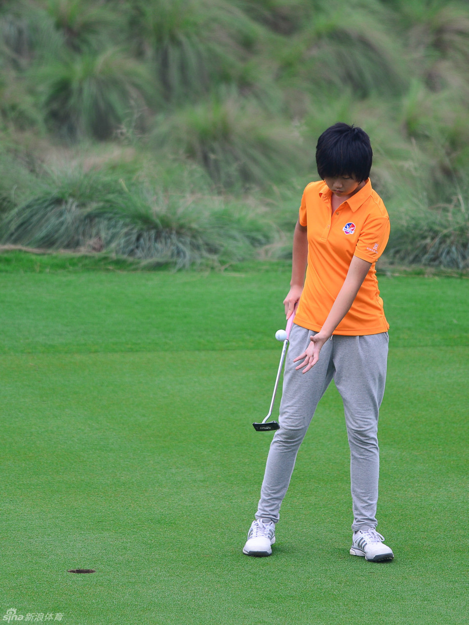 高薇女士微笑着将奖牌授予获奖选手，眼神中充满对青少年球员的鼓励与期许。