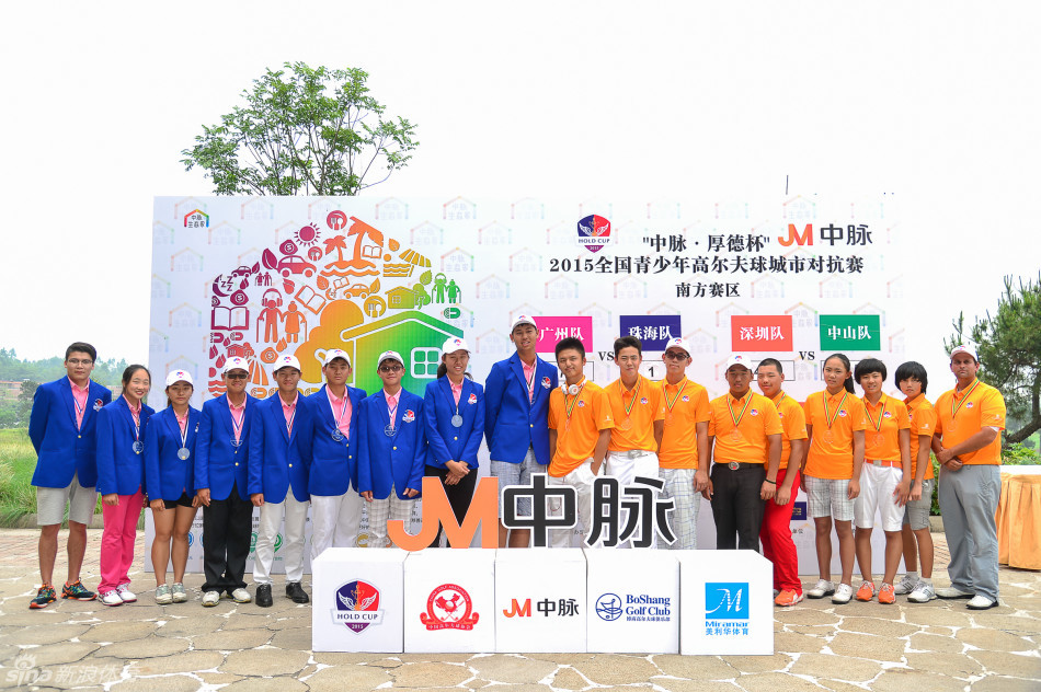 所有工作人员并肩站立合影，他们的笑容是赛事顺利运行最坚实的保障。