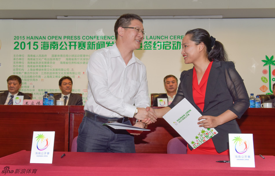 签约仪式现场双方代表郑重交换签约文件,神情专注,预示深远合作