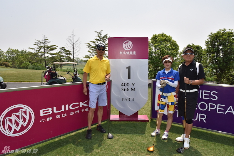 一位女球员在发球台优雅而有力地完成开球动作,白色小球在空中划出一道完美的弧线。