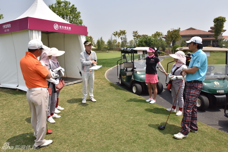 赛后,球员与工作人员在记分处附近进行交流,认真核对比赛成绩,确保赛事记录的准确与公正。