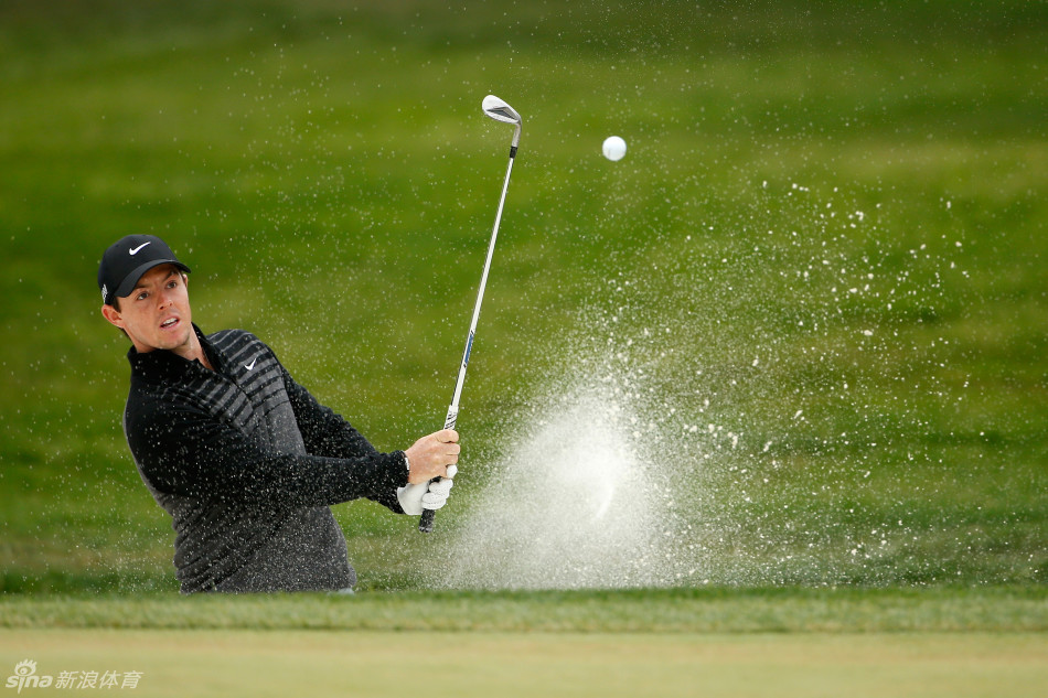 小麦深陷沙坑困境，凝神审视小球位置与果岭地形，思索救球线路