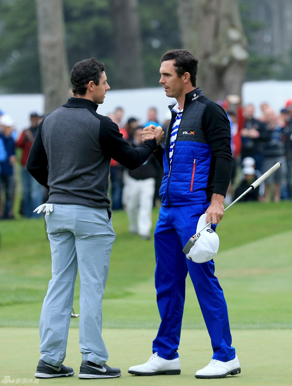 小麦与霍雪尔在球道上并肩而行，阳光下拉出长长的身影，竞争气氛紧张而充满敬意